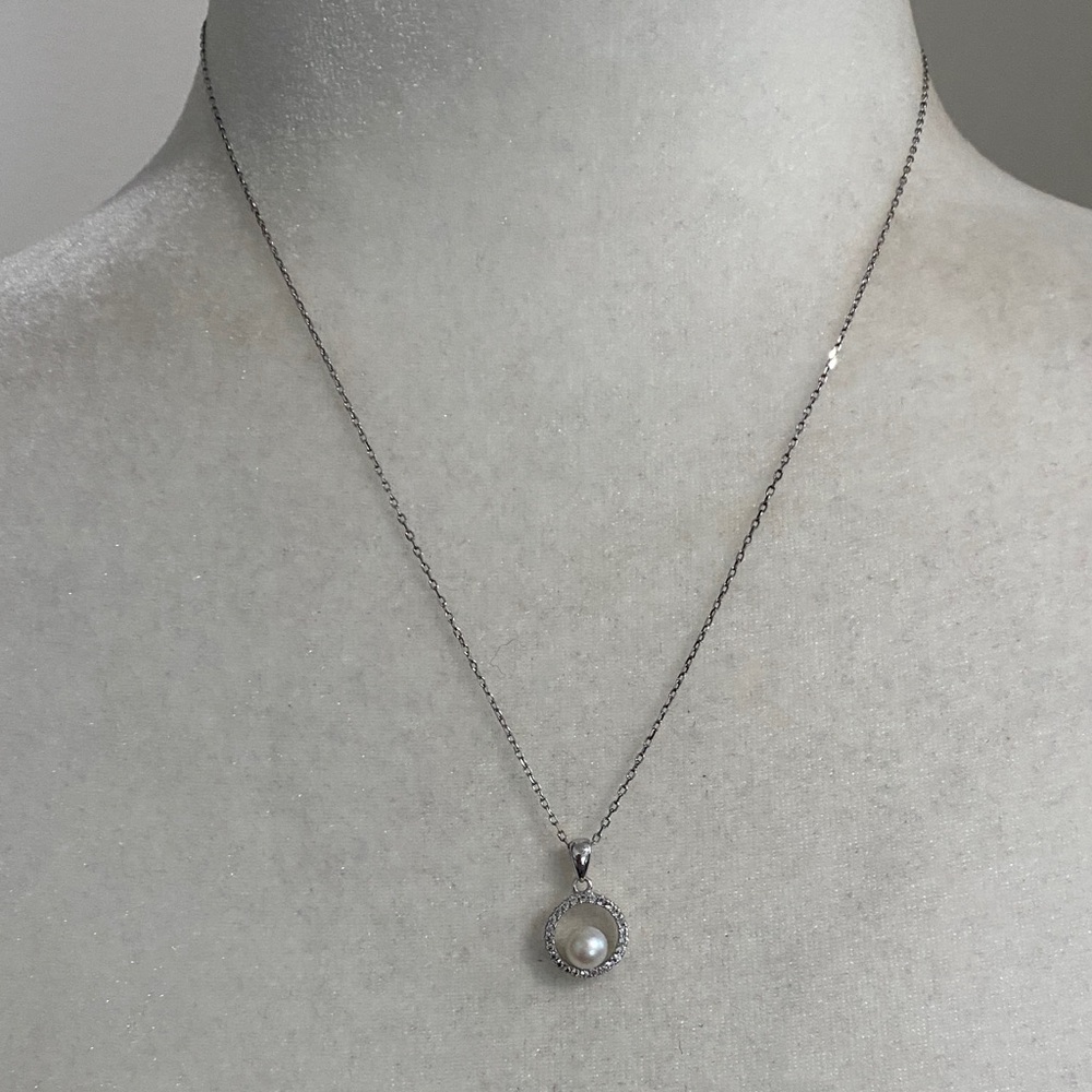 Freshwater Cultured Pearl in Circle White Sapphire Sterling Silver Necklace